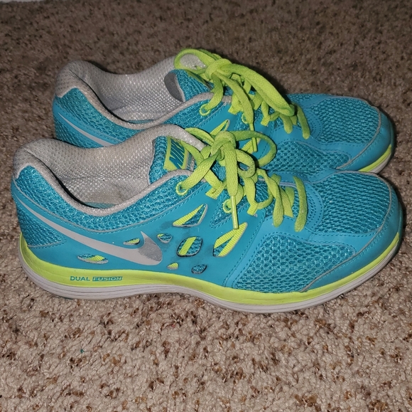 Nike Shoes - Nike Dual Fusion